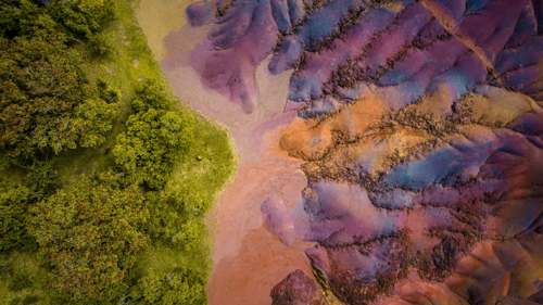 La Terre des Sept Couleurs de Chamarel à l’île Maurice, mettant en valeur des dunes de sable aux teintes naturelles issues de l’activité volcanique