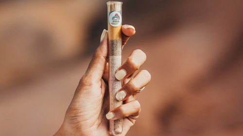 La Terre des Sept Couleurs est un phénomène géologique rare, issu de l’activité volcanique et de l’altération chimique sur plusieurs millions d’années