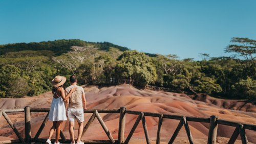 Un couple admirant la vue panoramique sur la Terre des Sept Couleurs à Chamarel, à l’île Maurice